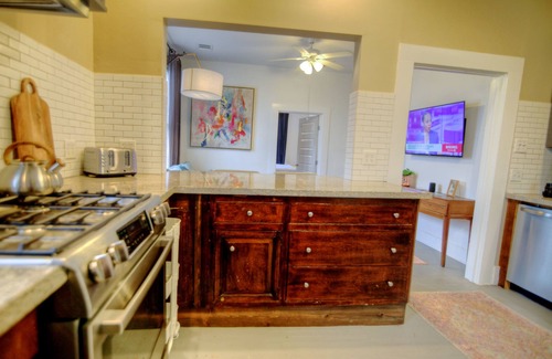 Central Business District Apartamento | Leeland Sunrise Loft - Walk to GRB and Toyota Ctr