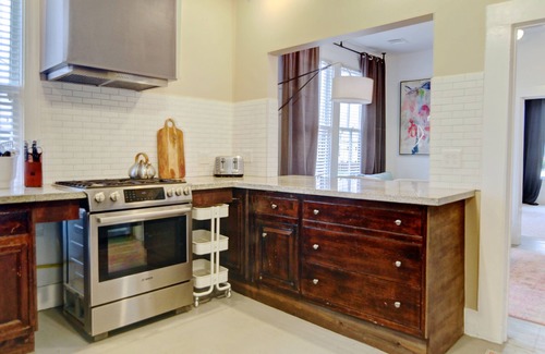 Central Business District Apartamento | Leeland Sunrise Loft - Walk to GRB and Toyota Ctr