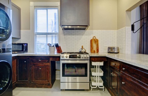 Central Business District Apartamento | Leeland Sunrise Loft - Walk to GRB and Toyota Ctr