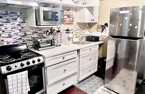 Southwest Calgary Casa | Legal Walkout suite with King-bed, Kitchen, Parking & Patio