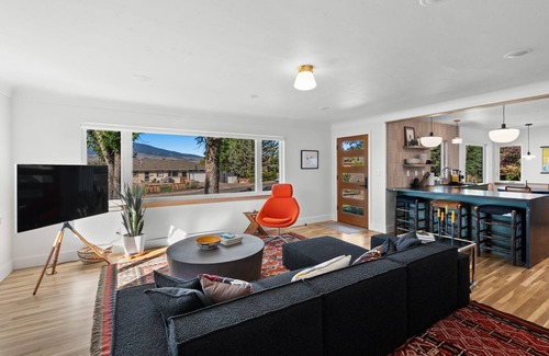 Livingston Casa | Legendary views, hill top home in Livingston with hot tub and central AC