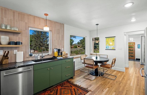 Livingston Casa | Legendary views, hill top home in Livingston with hot tub and central AC