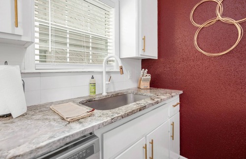 College Station Apartamento | Legends: 1st Floor/2 Bdrm, Walk to A&M, King Beds