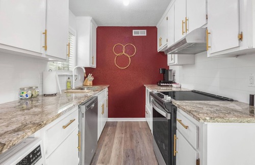 College Station Apartamento | Legends: 1st Floor/2 Bdrm, Walk to A&M, King Beds
