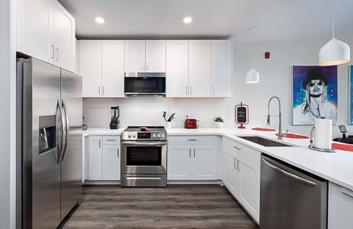 Rolling Mill Hill Apartamento | Legends at the Muse - artful condo with city-view balcony, full kitchen, AC & gym