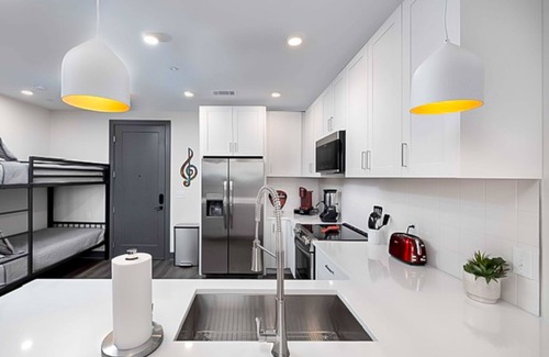 Rolling Mill Hill Apartamento | Legends at the Muse - artful condo with city-view balcony, full kitchen, AC & gym
