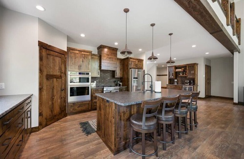 Lead Casa | Legends Lodge- 22 guest Mountain retreat with pool access!