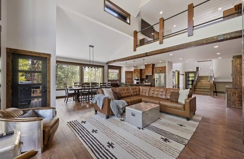 Lead Casa | Legends Lodge- 22 guest Mountain retreat with pool access!