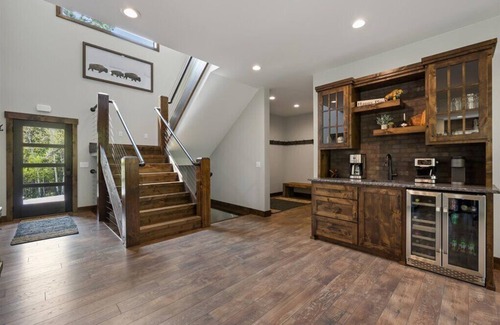 Lead Casa | Legends Lodge- 22 guest Mountain retreat with pool access!