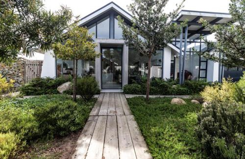 Knysna Casa | Leisure Isle 2 bedroom home with essential power.