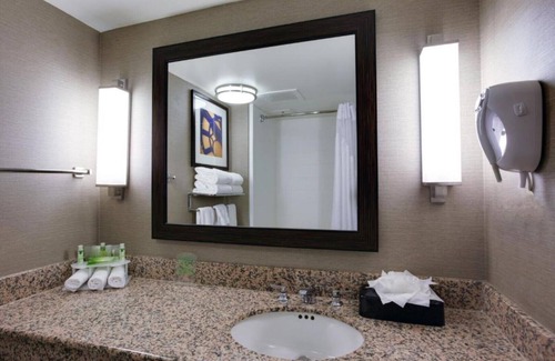 East Rutherford Casa | Leisure travelers to our room enjoy New Jersey attractions