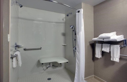 East Rutherford Casa | Leisure travelers to our room enjoy New Jersey attractions