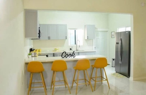 Little London Casa | LEMONADE, Option of Daily Breakfast, Beach Access