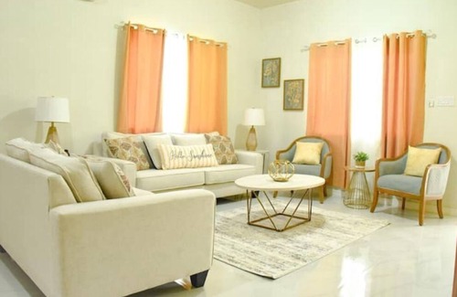 Little London Casa | LEMONADE, Option of Daily Breakfast, Beach Access