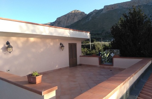 Terrasini Villa | Villa de limón en la pequeña cala de Paternella.