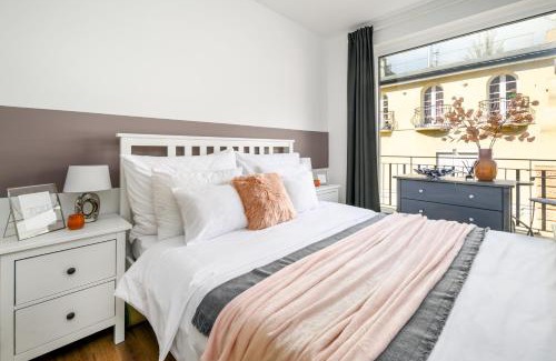 Corvin negyed Apartamento | Leonardo50 Grande Apartment