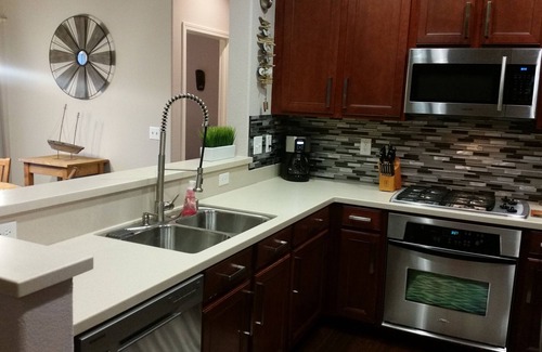 North Natomas Casa | Lepark de lujo blanco con piscina y spa al lado del centro de aeropuerto Arena Hospitales