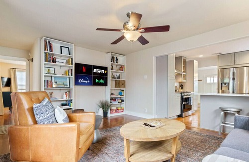 North Loop Apartamento | Elegant Escape | Gourmet Kitchen + Outdoor Living