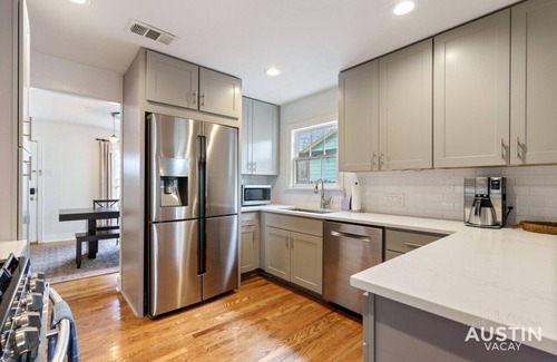 North Loop Apartamento | Elegant Escape | Gourmet Kitchen + Outdoor Living