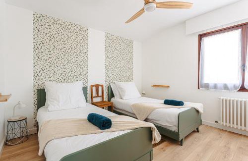 Saintes Casa | Les Arènes - Grande maison familiale rénovée, 6 à 12 personnes , Vue sur les Arènes, Garage véhicule électrique, Parking Gratuit