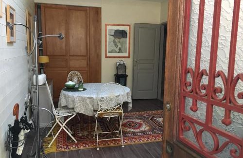 Roanne Cama Y Desayuno | Les Ateliers d'Art Modiste et formier