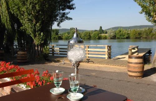 Saint-Pierre-la-Garenne Hotel | Les Canisses