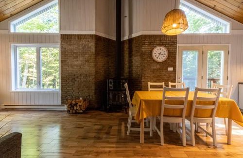 Lac-Sergent Chalet De Esquí | Les Chalets Tourisma - Chalet dans les bois avec lac privé - Le Colibri