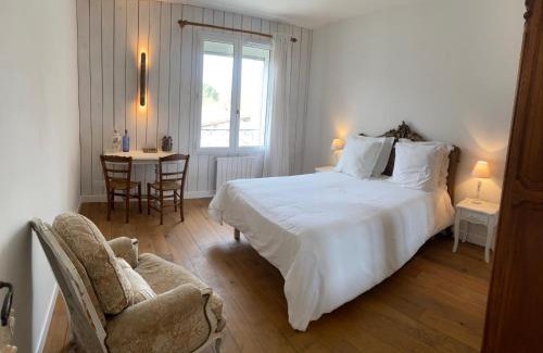 Saint-Antoine-Cumond Cama Y Desayuno | Les Chantours, Domaine naturel arboré et fleuri de15 hectares