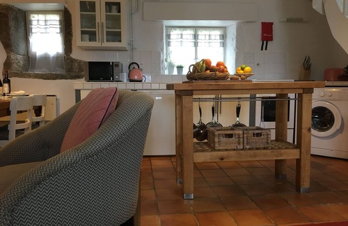 Caylus Cabaña | Les gites Pérard (East Gite) tiene capacidad para 2 adultos. Mascota amigable.