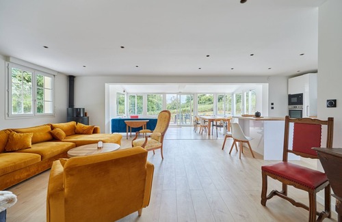 Surville Casa | Les Iris - Seven Bedroom House, Sleeps 15