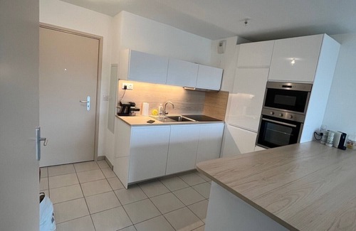 Miramas Apartamento | Les Ombrelles, apartment in secure residence with elevator and garage