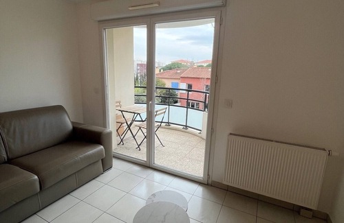 Miramas Apartamento | Les Ombrelles, apartment in secure residence with elevator and garage
