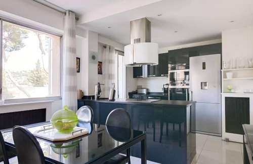 Riou - Petit Juas - Av de Grasse Apartamento | Les Pins D'Alep by Interhome