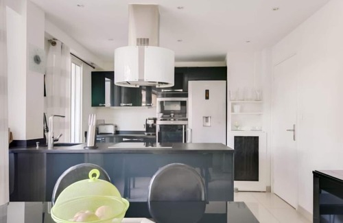 Riou - Petit Juas - Av de Grasse Apartamento | Les Pins D'Alep by Interhome