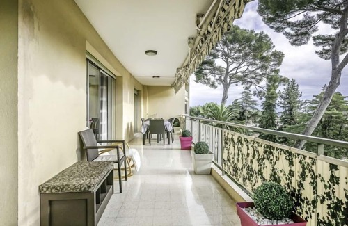 Riou - Petit Juas - Av de Grasse Apartamento | Les Pins D'Alep by Interhome