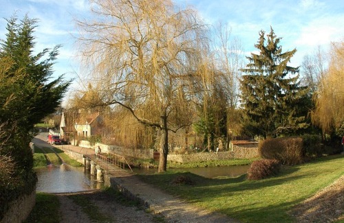 Ainay-le-Chateau Casa | Les Remparts