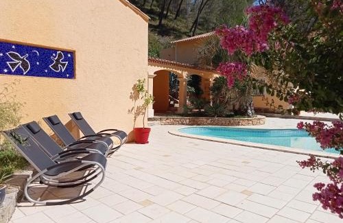 Cuges-les-Pins Cama Y Desayuno | LES RESTANQUES - Chambre d'hôtes