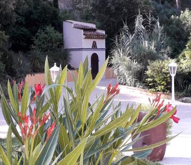 Cuges-les-Pins Cama Y Desayuno | LES RESTANQUES - Chambre d'hôtes