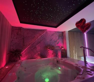Bonneval Apartamento | Les Secrets Rooms - Bonneval - Love Room - Spa et Hammam Privatif