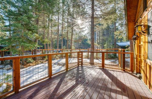 Tahoma Apartamento | Less Than 1 Mi to Beach Peaceful Studio with Deck in Tahoma