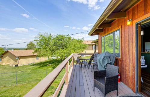Fostoria Casa | Less Than 1 Mi to Tuttle Creek Lake Cabin with 2 Kayaks!