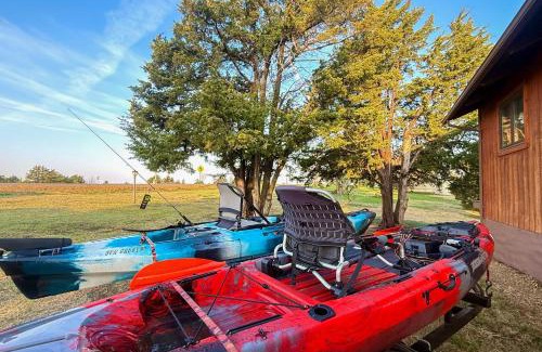 Fostoria Casa | Less Than 1 Mi to Tuttle Creek Lake Cabin with 2 Kayaks!
