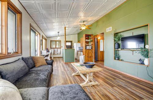 Fostoria Casa | Less Than 1 Mi to Tuttle Creek Lake Cabin with 2 Kayaks!