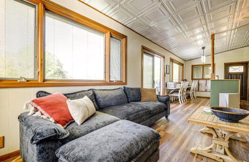Fostoria Casa | Less Than 1 Mi to Tuttle Creek Lake Cabin with 2 Kayaks!