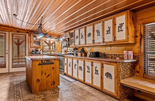 Townsend Cabina | Less than 1 Mile from the National Park! 3BR w/Hot Tub | Fireplace | Cade's Cove
