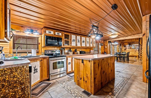 Townsend Cabina | Less than 1 Mile from the National Park! 3BR w/Hot Tub | Fireplace | Cade's Cove