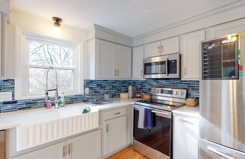Charlestown Casa | Less than 10 minutes from several beaches