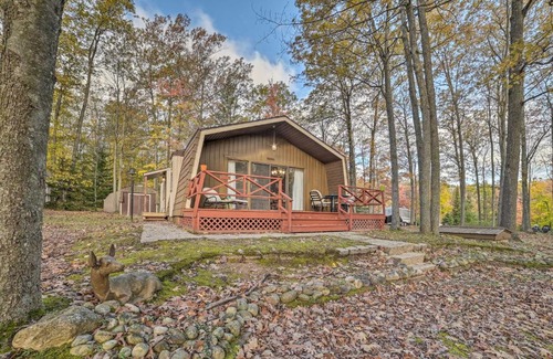 Higgins Lake Casa | Less Than 3 Mi to Higgins Lake Roscommon Cabin with Deck
