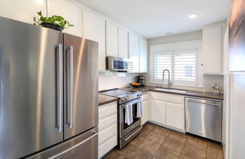 Dana Point Condominio | Less than 5 min stroll across to the ocean! Top-Level Unit. Quiet Location.