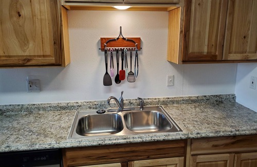 Blanco Casa | Less than 5 minutes to Blanco River, cozy 3 bedroom house with huge backyard!